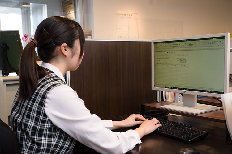 電話対応する経理のイメージ