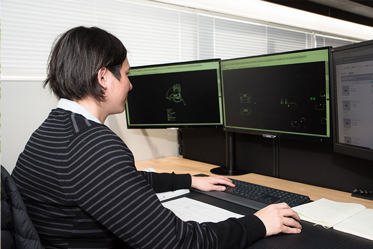 パソコンを操作する女性のイメージ